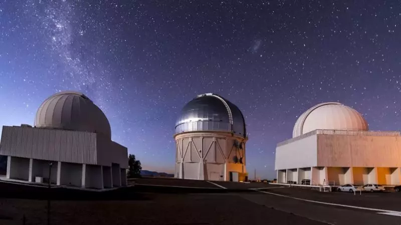 El Observatorio Interamericano de Cerro Tololo (CTIO) en los andes chilenos (izquierda) alberga el telescopio Víctor M. Blanco, con un espejo de 4m de diámetro (centro) equipado con la DECam.