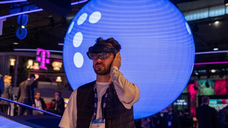 Un visitante usa una máscara de realidad virtual durante el Mobile World Congress 2023.
