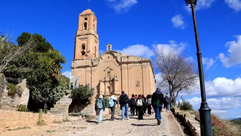 24/02/2024 - Visitants a prop de l'església del Poble Vell de Corberà d'Ebre.