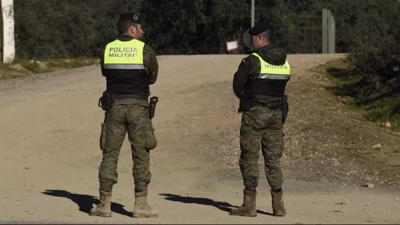 Militares acordonando el lugar donde buscaron a  los dos militares fallecidos en la base de Cerro Muriano, a 21 de diciembre de 2023.