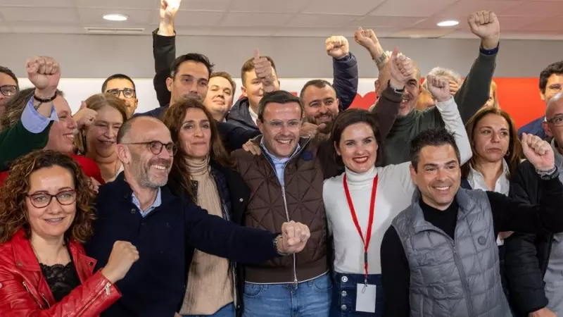 Miguel Ángel Gallardo (c), celebra su victoria en las primarias del PSOE de Extremadura, que se celebraron el sábado en Mérida.