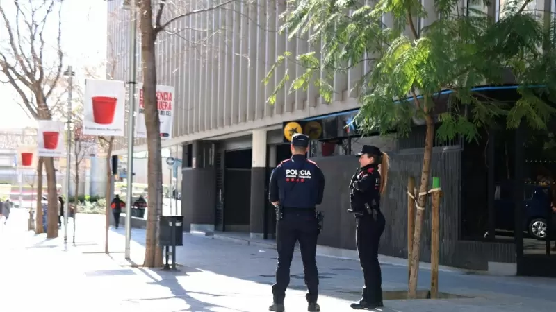 Una patrulla dels Mossos a la porta de la Federació Catalana de Futbol