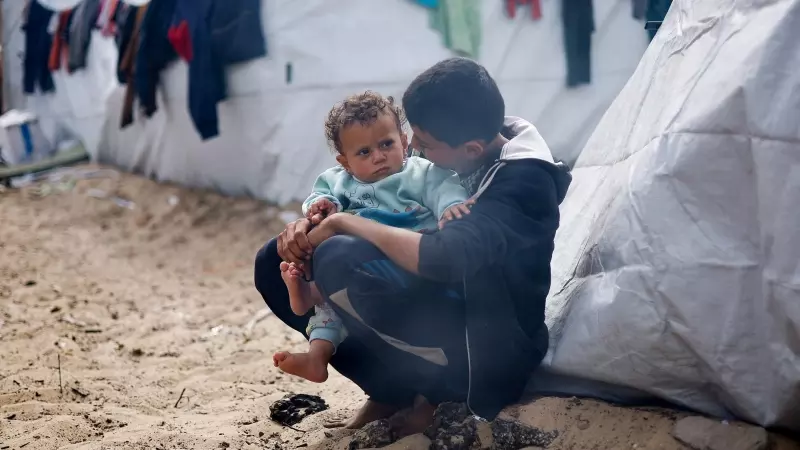 Niños palestinos desplazados en un campamento  durante el conflicto en curso entre Israel y Palestina.