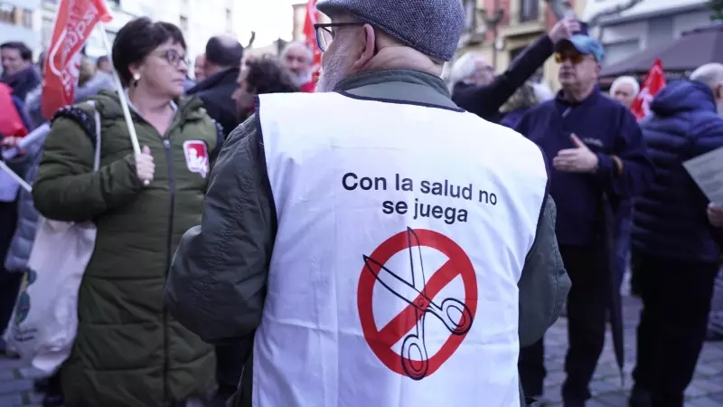 Varias personas durante una manifestación para que las residencias cumplan las ratios de personal, a 24 de febrero de 2024, en Logroño, La Rioja