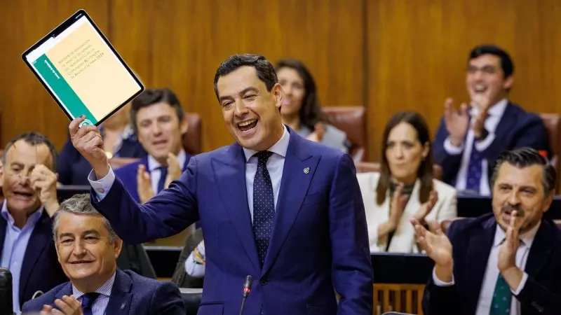 07/03/2024.- El presidente andaluz, Juanma Moreno, muestra una tableta en una de sus intervenciones en la sesión de control al Gobierno que ha tenido lugar este jueves en el Parlamento de Andalucía en Sevilla.