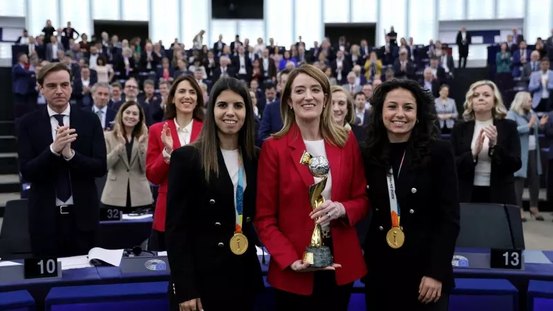 Las futbolistas españolas Alba Redondo e Ivana Andrés posan con el trofeo del Mundial femenino junto a la presidenta del Parlamento Europeo, Roberta Metsola, este 12 de marzo de 2024.