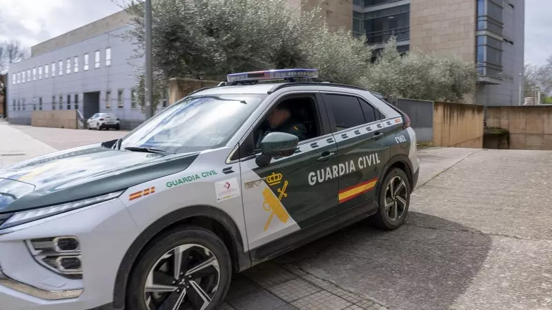 El detenido por el crimen de Hinojal sale del Palacio de Justicia de Cáceres en un vehículo de la Guardia Civil tras declarar, en Cáceres, Extremadura.