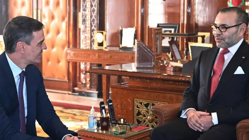 El presidente del Gobierno español, Pedro Sánchez, es recibido por el Rey de Marruecos, Mohamed VI, en su primer viaje oficial de esta legislatura a Marruecos, a 21 de febrero de 2024, en Rabat