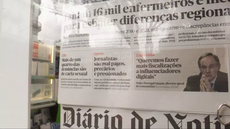 Portada de un periódico portugués, donde se lee 'Huelga. Periodistas son mal pagados, precarios y presionados', a 14 de marzo de 2024.