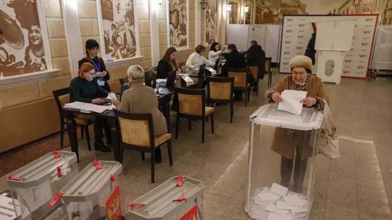 Una señora deposita su voto en un colegio electoral en Moscú en las elecciones presidencias rusas este 15 de marzo de 2024.