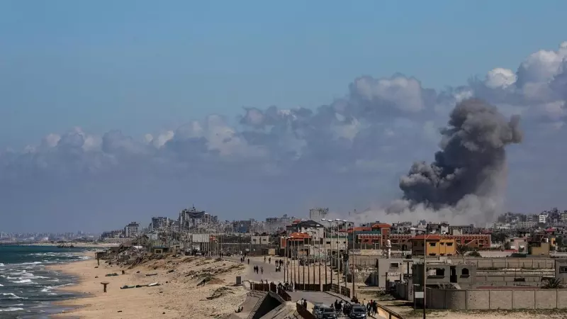 El humo se eleva tras un ataque aéreo israelí en la ciudad de Gaza, al norte de la Franja, este viernes, 15 de marzo de 2024.