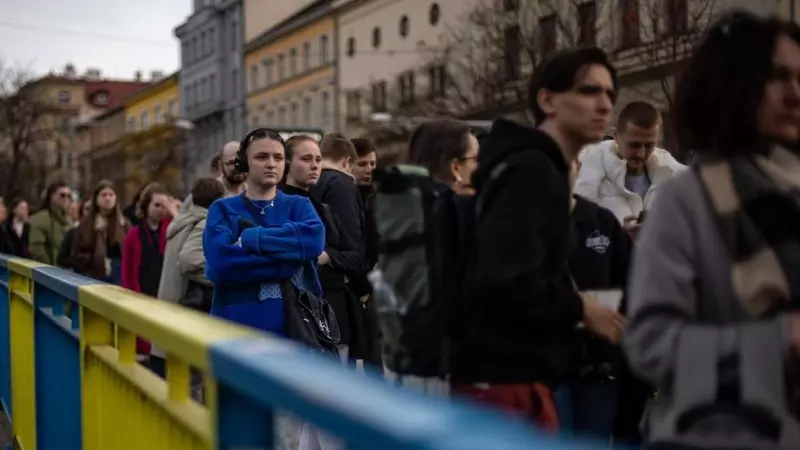 Ciudadanos rusos hacen cola para emitir su voto en las elecciones presidenciales en la embajada de Rusia en Praga, República Checa, el 15 de marzo de 2024.