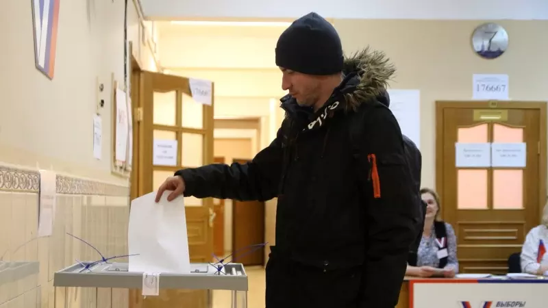 Un ciudadano ruso deposita su voto durante las elecciones presidenciales en San Petersburgo, Rusia, este sábado, 16 de marzo de 2024.