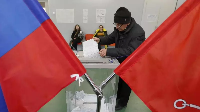 Un ciudadano ruso deposita su voto durante las elecciones presidenciales en San Petersburgo, Rusia. 15-03-2024.