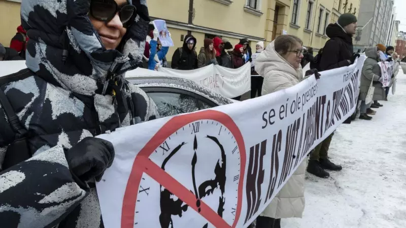 Manifestantes sostienen una pancarta con una imagen tachada de Vladimir Putin en Helsinki, Finlandia, el 17 de marzo de 2024.