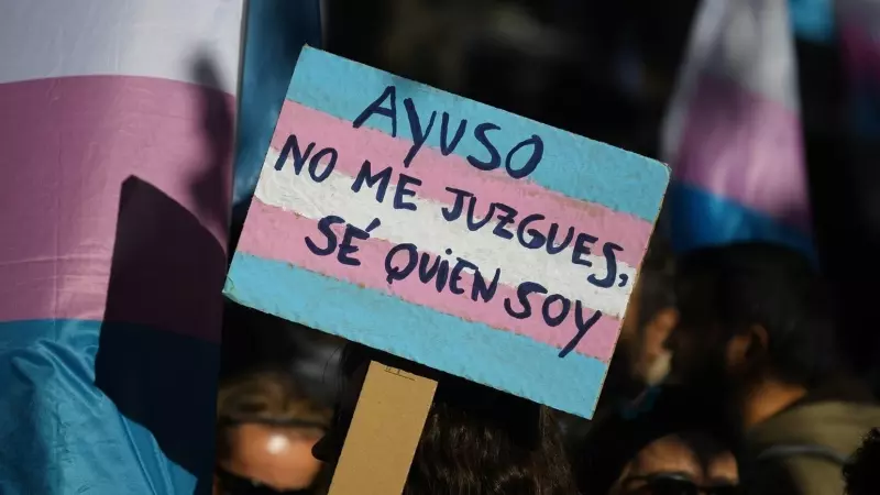 Varias personas protestan durante una manifestación en defensa de las leyes LGTBI+ y trans de la Comunidad de Madrid, a 17 de diciembre de 2023.