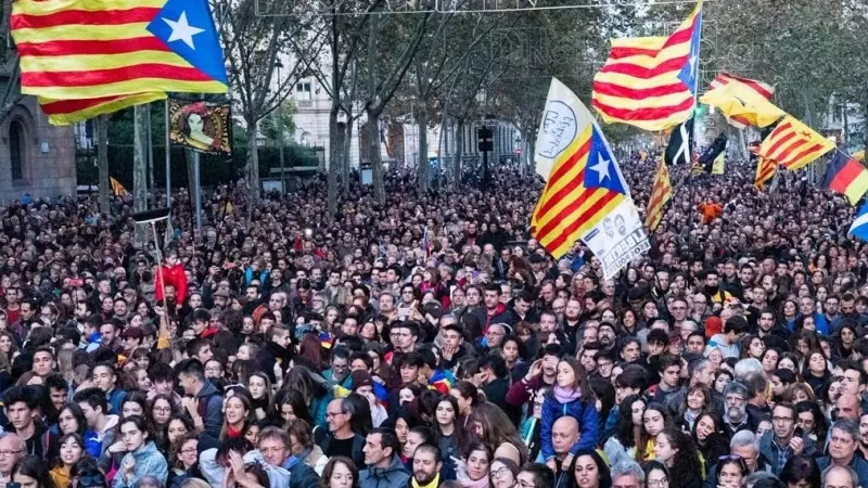 Manifestación convocada por Tsunami Democràtic en la plaza Universidad de Barcelona en noviembre de 2019. Manifestación convocada por Tsunami Democràtic en la plaza Universidad de Barcelona en noviembre de 2019.