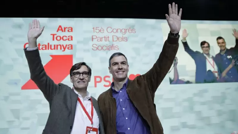 El secretario general del PSOE y presidente del Gobierno, Pedro Sánchez, y el primer secretario del PSC, Salvador Illa, durante el acto de clausura del 15º Congreso del PSC el pasado 17 de marzo.