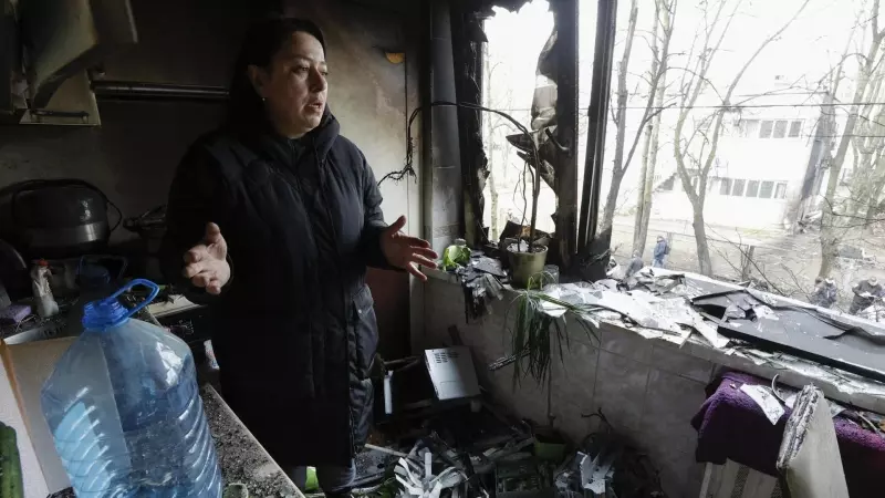 Una mujer ucraniana después de que varios misiles rusos alcanzasen su vivienda.