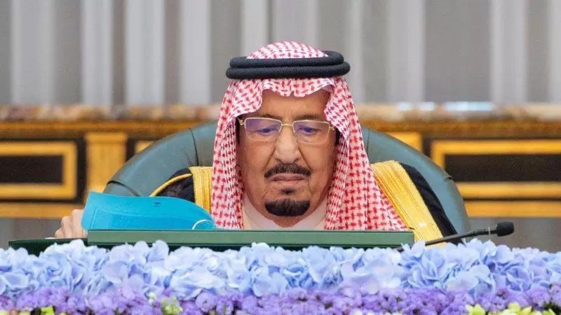 El rey Salman bin Abdulaziz de Arabia Saudita preside una reunión de gabinete en Riad el 17 de octubre de 2023.