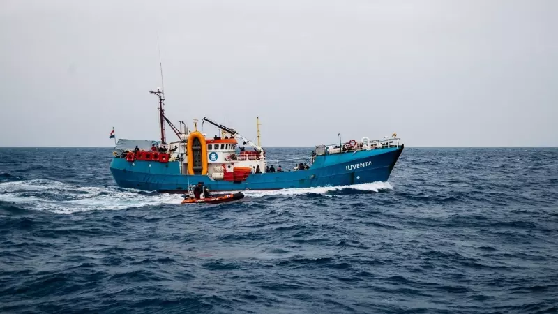 Foto de archivo de servicios civiles durante una operación de rescate de migrantes en el mar Mediterráneo