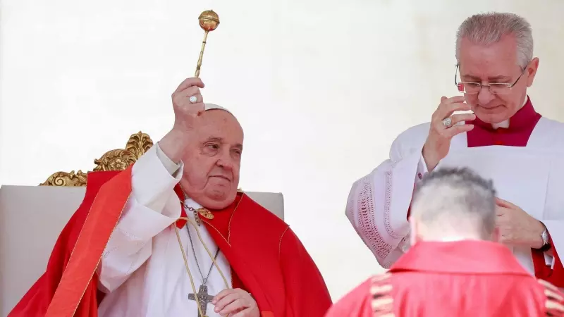 El Papa Francisco bendice palmas durante la misa del Domingo de Ramos en la Plaza de San Pedro del Vaticano, el 24 de marzo de 2024.