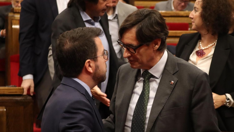 El líder del PSC, Salvador Illa, parlant amb el president de la Generalitat, Pere Aragonès, al ple del Parlament.