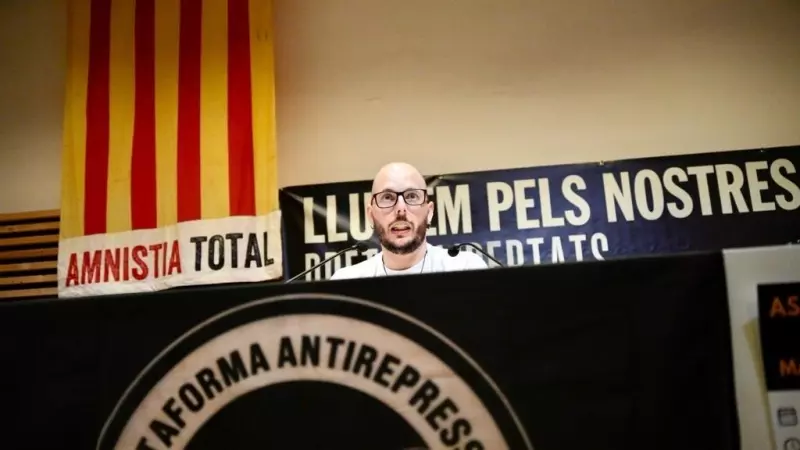 2022 - L'activista Adrián Sas intervé en un acte de suport.