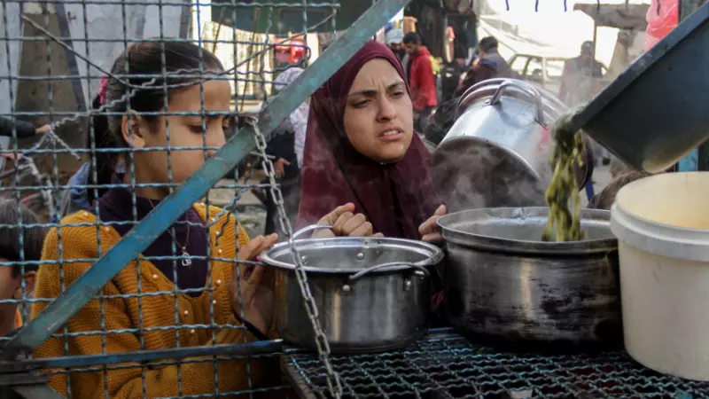 Varias mujeres reciben comida en plena guerra en Gaza.