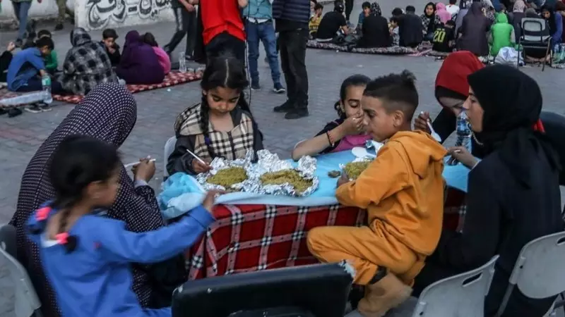 Niños palestinos desayunando en la ciudad de Rafah, Gaza, a 31 de marzo de 2024.