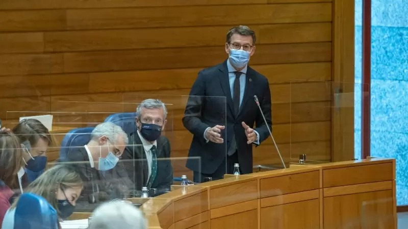 4/4/24 Feijóo, con mascarilla en el Parlamento de Galicia, en una imagen de archivo de enero de 2022