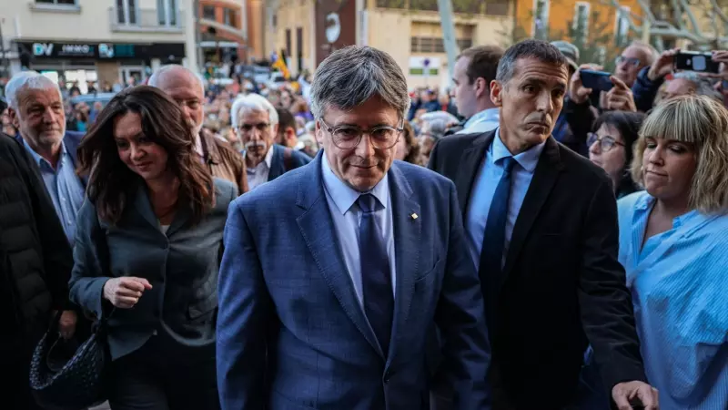 L'expresident Carles Puigdemont arriba a l'Ajuntament d'Elna abans de l'anunci de la seva candidatura