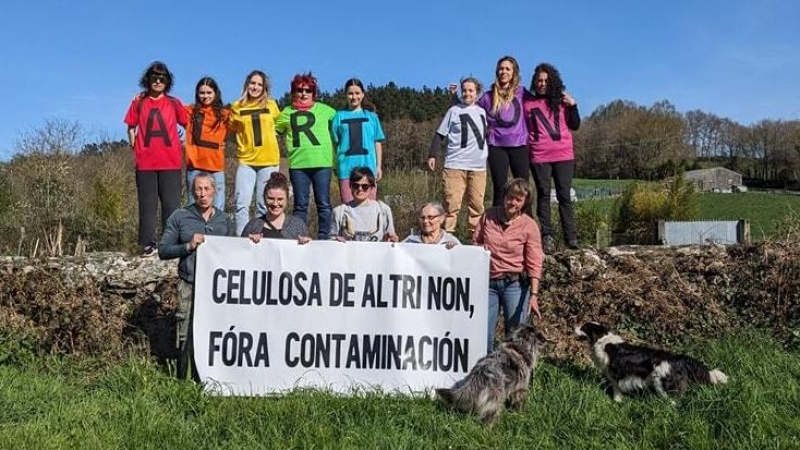 5/4/24 e  Miembros de la plataforma Ulloa Viva, en una protesta contra el proyecto de Altri