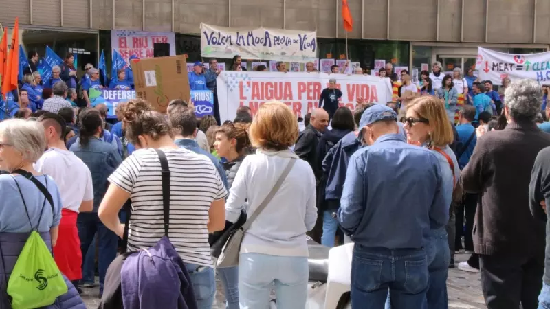Mig miler de persones es mobilitzen a Girona per demanar una millor gestió de l'aigua.
