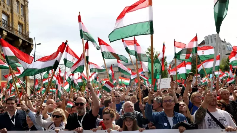 Algunos de los asistentes a la marcha antigubernamental desfilan por las calles de Budapest (Hungría) el 6 de abril de 2024.