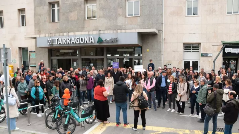 Més d'un centenar de persones reclamen un servei ferroviari 'digne' a Tarragona.