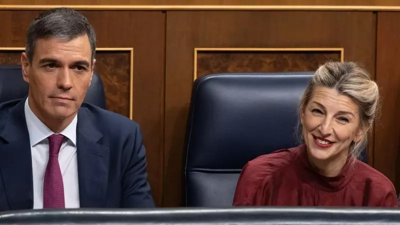 El presidente del Gobierno, Pedro Sánchez y la vicepresidenta segunda y ministra de Trabajo, Yolanda Díaz, durante una sesión de control al Gobierno, en el Congreso de los Diputados