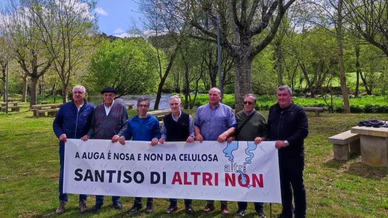8/4/24 Protesta de alcaldes de la comarca de A Ulloa contra el proyecto de Altri el pasado domingo en Palas de Rei.