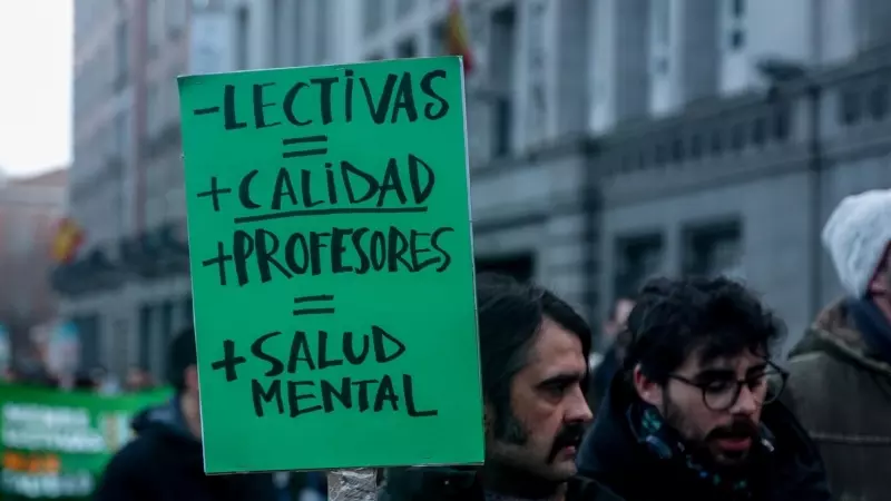 09/04/2024 Dos personas sostienen un cartel durante una manifestación por una educación pública y de calidad, a 27 de febrero de 2024, en Madrid.