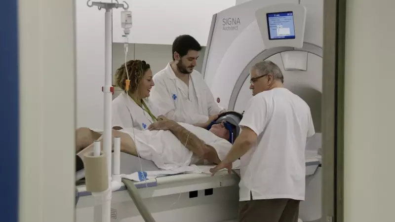 L'equip de Neurociències de Can Ruti prepara un pacient per al tractament amb ultrasons