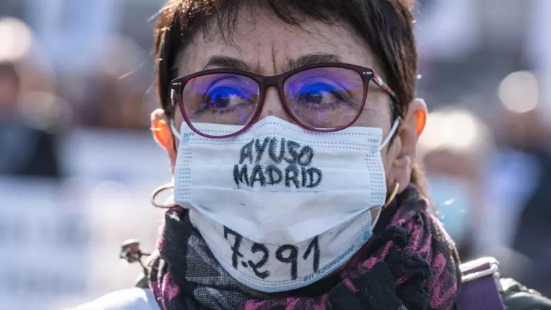 Una mujer durante una manifestación en memoria de los residentes fallecidos durante la primera ola de la pandemia, a 26 de noviembre de 2023, en Madrid (España).