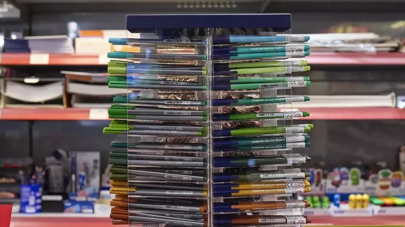 Bolígrafos de colores en una tienda. Imagen de archivo.