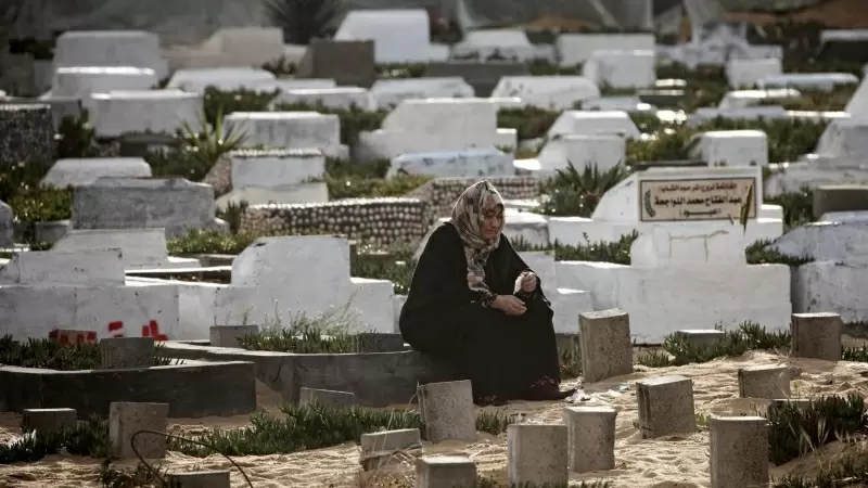 10/4/24 Una mujer palestina desplazada visita la tumba de un ser querido el primer día de Eid al-Fitr en el campamento de Rafah, en el sur de la Franja de Gaza este miércoles. Los musulmanes de todo el mundo celebran Eid al-Fitr, una fiesta de dos o tres