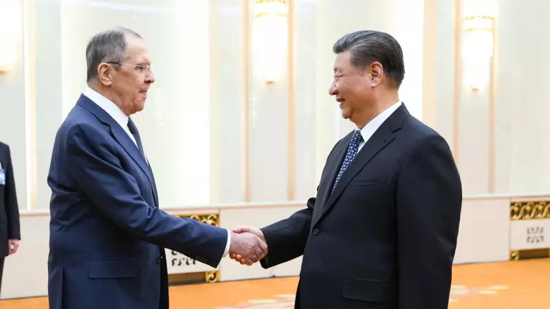 El ministro de Exteriores ruso, Serguéi Lavrov, saluda al presidente Xi Jinping durante su visita a China, a 9 de abril de 2024.