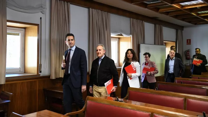 Varios senadores del PSOE durante la constitución de la comisión de investigación por el 'caso Koldo', a 1 de abril de 2024.