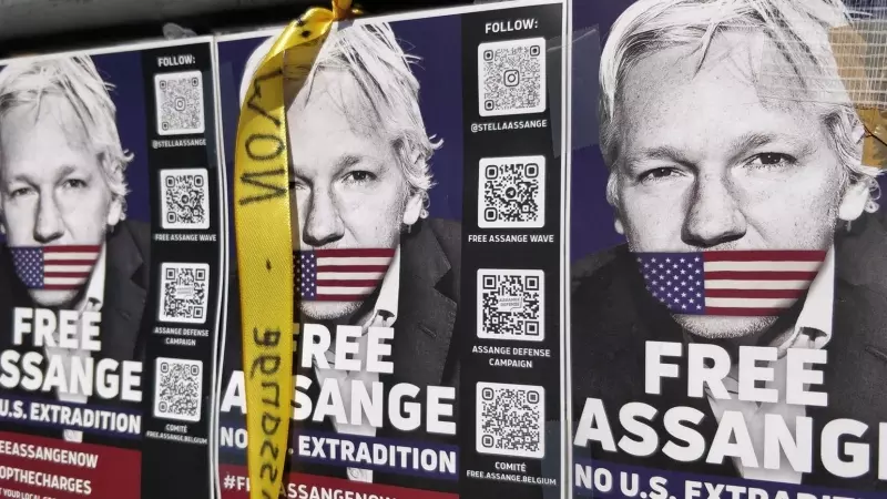 Carteles que piden la libertad de Julian Assange y su no extradición a EEUU, en Bruselas, a 23 de septiembre de 2023.