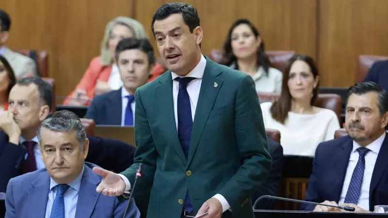 El presidente de la Junta de Andalucía, Juan Manuel Moreno Bonilla, este jueves en el Parlamento de Andalucía.