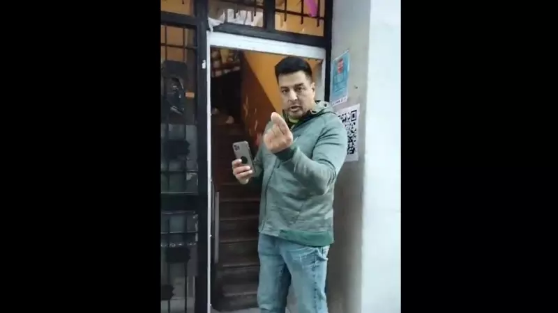 L'acusat Ajmal Rashid Butt, en el vídeo enregistrat pel veí denunciant