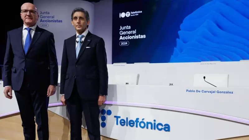 El presidente de Telefónica, José María Álvarez-Pallete (d), y el consejero delegado de la operadora, Angel Vilá (i), posan antes del inicio de la junta de accionistas celebrada en la sede de la compañía en Madrid. EFE/ Sergio Pérez