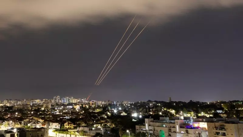 Un sistema antimisiles opera después de que Irán lanzase drones y misiles hacia Israel, visto desde Ashkelon, Israel, el 14 de abril.